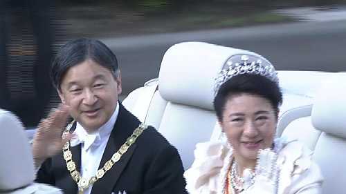 Japan's imperial couple rides through enthronemen parade - CNN Video