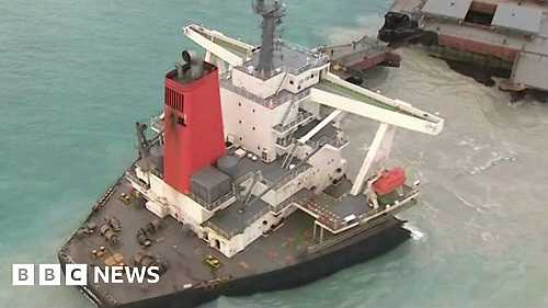 Mauritius oil spill wreck breaks up