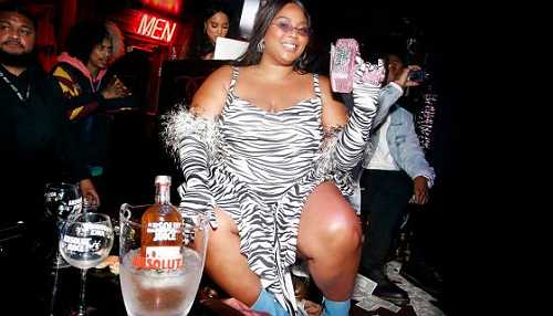 BIG PURRRR: Lizzo Shows Off Her Bikini Body In Ashanti Swimwear & We Stan [Photos]