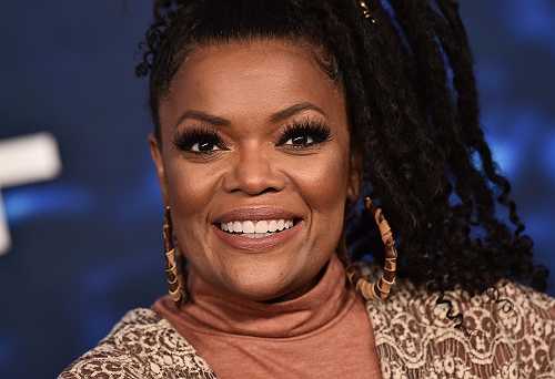 Yvette Nicole Brown dazzles at pearl-inspired bridal shower