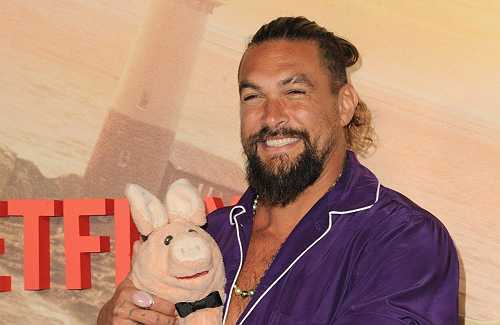 Jason Momoa’s Christmas begins with Barbra Streisand’s festive hits
