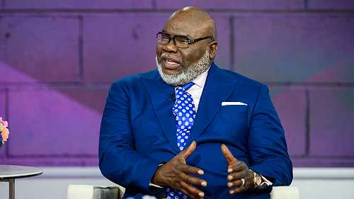 Caught on Video, T.D. Jakes Has Health Scare During Sunday Sermon