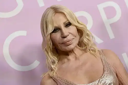 ‘Whoever Did Her New Face, Wow!’: Donatella Versace Unveils Shocking New ‘Snatched’ Face and Body, Fans Can’t Believe Their Eyes ‘Whoever Did Her New Face, Wow!’: Donatella Versace Unveils Shocking New ‘Snatched’ Face and Body, Fans Can’t Believe Their Eyes