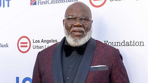 Bishop T.D. Jakes declares himself 'back' after 'life-threatening calamity': 'You're looking at a miracle'