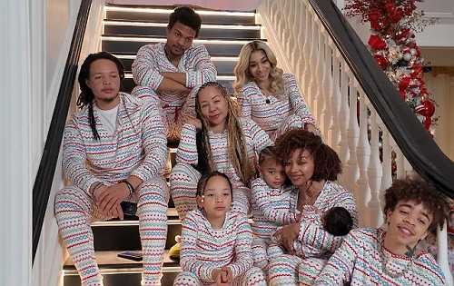 HEIRESS HARRIS BRINGS TOGETHER HER FAMILY FOR HER CHRISTMAS MUSIC VIDEOS