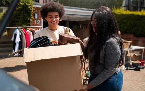 HOLIDAY ACTS OF KINDNESS FAMILIES CAN DO TOGETHER