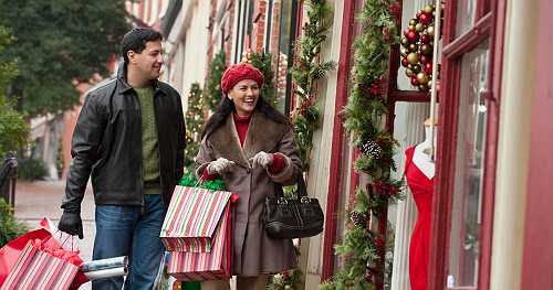 What's open on Christmas Eve 2024? Stores, fast-food places and more major chains you can visit today.