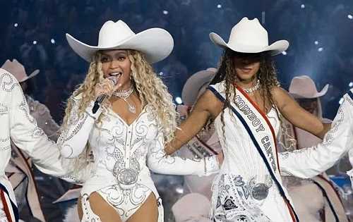 BLUE IVY AND BEYONCE SHARE THE STAGE DURING TEXANS-RAVENS HALFTIME SHOW