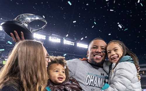 SHAQUON BARKLEY SHARES SPECIAL HANDSHAKE WITH DAUGHTER BEFORE EAGLES’ WIN