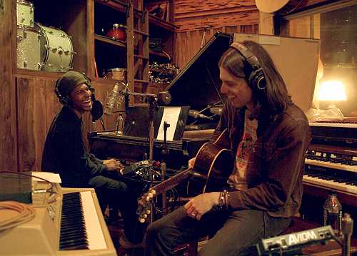 James&nbsp;Bay & Jon Batiste join forces on uplifting new single ‘Sunshine In The Room’ - CelebMix
