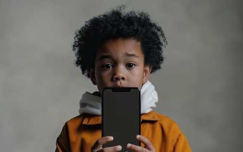 WHEN IS THE RIGHT TIME TO LET YOUR CHILDREN HAVE CELL PHONES?