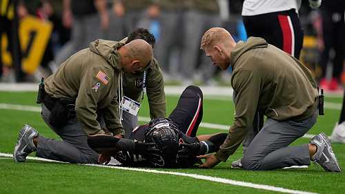 Texans safety Stewart carted off with leg in cast