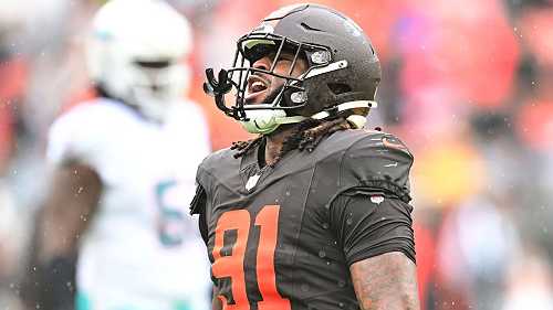Browns, DE Wright reach 3-year, $33M extension