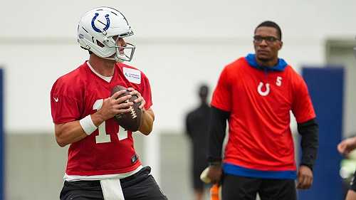 Daniel Jones has early chance to seize Colts