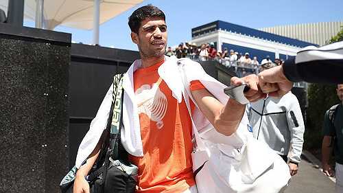 Australian Open live: Dominant Alcaraz humiliates Moutet, extreme heat forces change to schedule