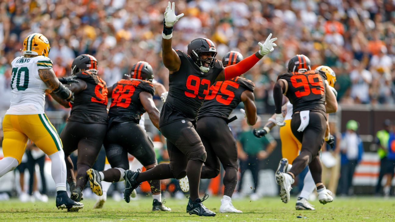 Browns stun Pack with big block, then 55-yard FG
