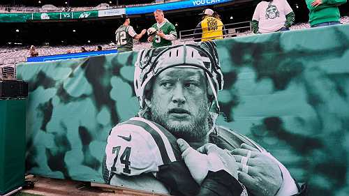 Jets honor late Mangold with tribute before game