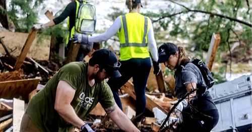 Texas benefit concert honors victims of deadly floods