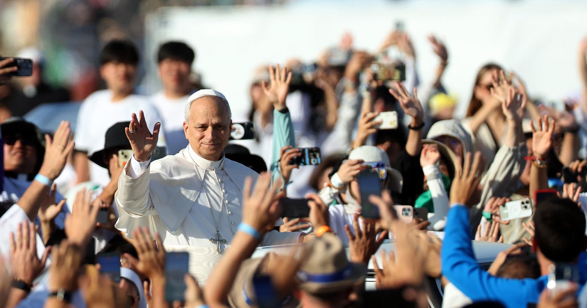 Pope Leo gets rock star welcome at youth festival in Rome