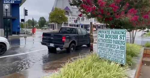 Hurricane Erin unleashes strong winds, rip currents on Virginia