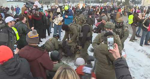 Inside chaotic Minneapolis protests a day after woman was shot and killed by ICE officer