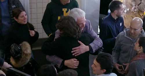 Community shows up for beloved mailman retiring after 33 years: "He just genuinely cares"