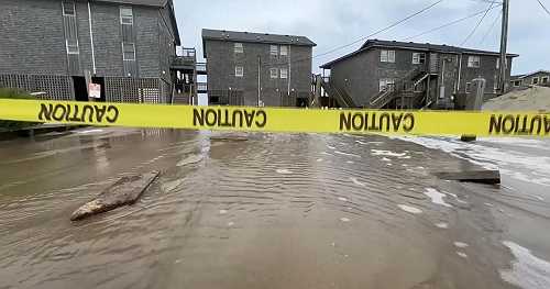 Eye Opener: Hurricane Erin slams the East Coast