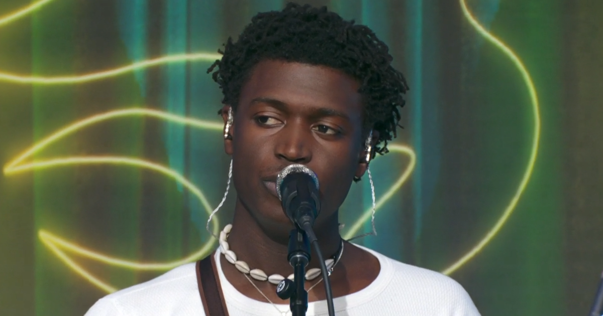 Saturday Sessions: Mon Rovîa performs "Heavy Foot"