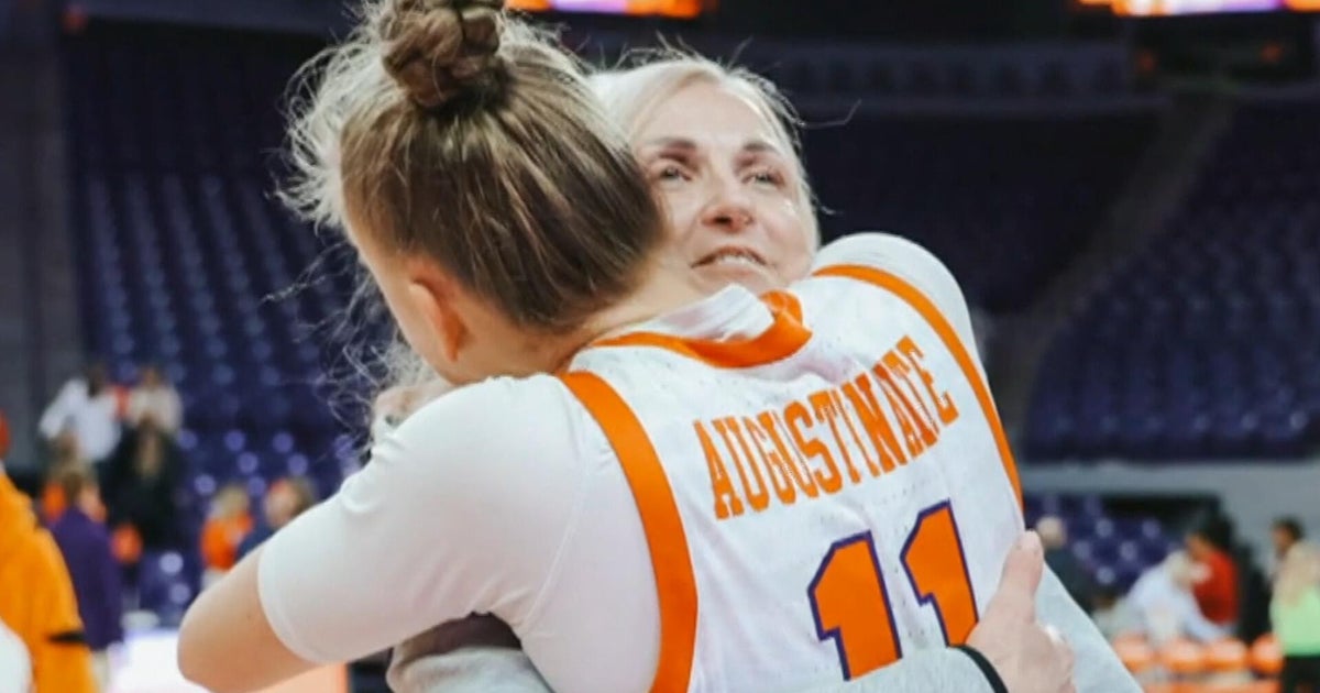 Clemson basketball teammates surprise player with visit from mom