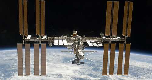NASA cancels spacewalk, may end current space station crew