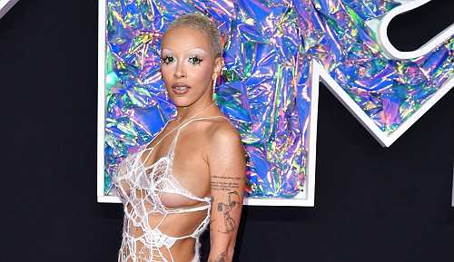 Doja Cat Fan Link-Up Goes Left After “Musty Shirt” Backlash