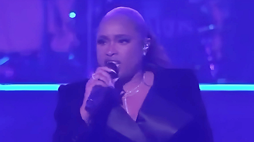 Jennifer Hudson Stuns Jamie Foxx with Powerful “Gold Digger” Tribute
