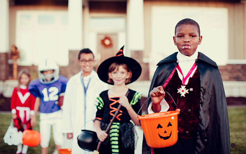 MORE PARENTS ARE SAYING “BOO” TO STORE-BOUGHT COSTUMES AND MAKING THEIR OWN THIS HALLOWEEN
