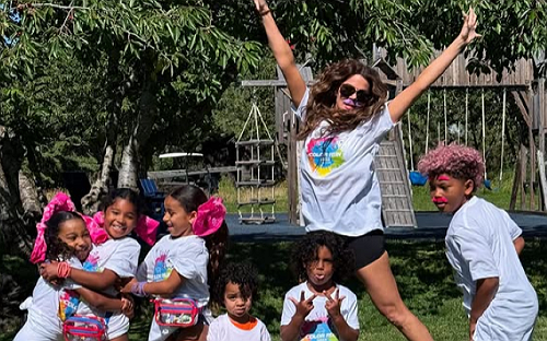 KHLOE KARDASHIAN BRINGS ‘THE COUSIN CREW’ TO COLOR RUN 2025