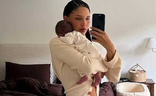 NARA SMITH SHOWS OFF FLAT STOMACH ONE MONTH AFTER GIVING BIRTH TO BABY NO. 4
