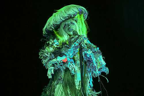 Badu Defends Her Live Vocals