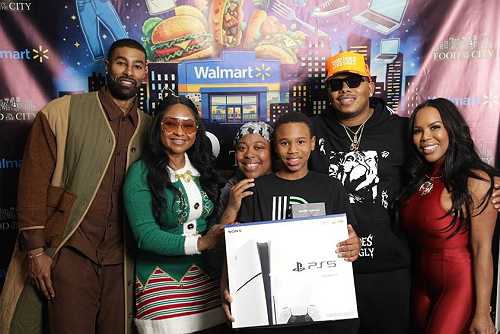 Skyh Black, Kelli Ferrell And Two Lewis Host Surprise Holiday Giveaway At Decatur Walmart