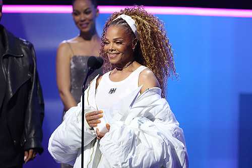 Janet Jackson Takes Home the AMA ICON Award
