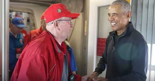 President Obama Honors War Veterans With Surprise Visit on DC Flight