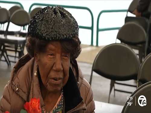 104-year-old Cass Tech alumna awarded at graduation ceremony as one of school