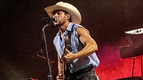 Niall Horan Ventures into Country with Thomas Rhett on ‘Old Tricks’ Remix