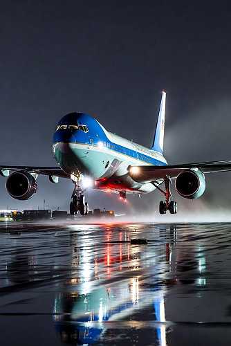 38-Yr-old Air Force One Returns to Base After Electrical Issue, Delaying President