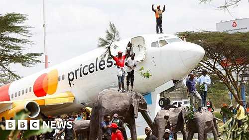 Raila Odinga: Kenyan airport shuts down as massive crowds gather to receive ex-PM