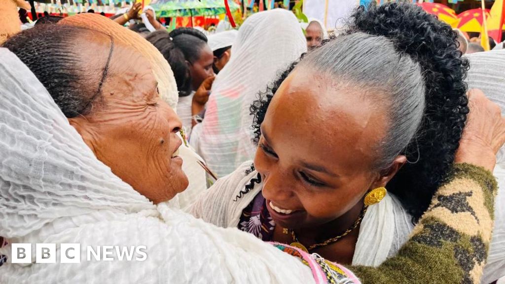 Ethiopia-Eritrea: People embrace at the border demanding peace