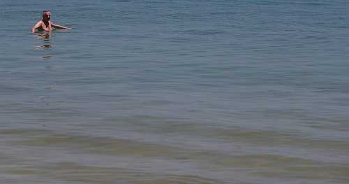 Tunisia: Swimmers celebrate New Year with plunge in cold sea | Africanews