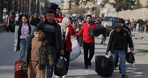 Tens of thousands flee Aleppo as clashes intensify and evacuation orders expand | Africanews
