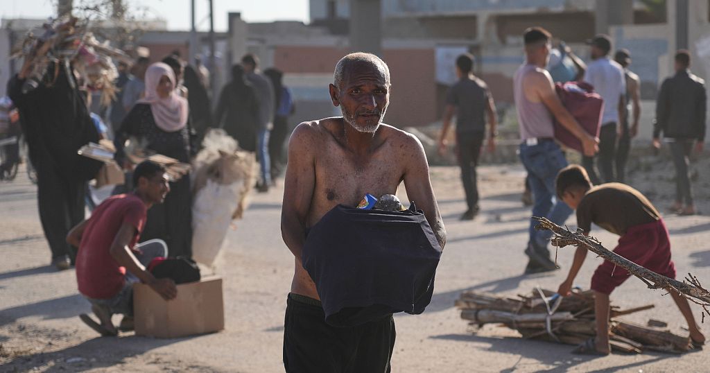 Chaos erupts as Palestinians pick up aid at a distribution center in Rafah | Africanews