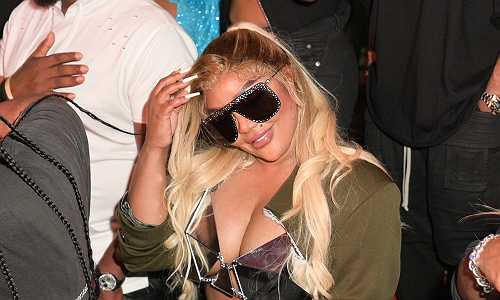 Photoshop Where? Social Media Reacts After Lil Kim Makes SPICY Commentary While Showing Off Her Face Card (VIDEO)